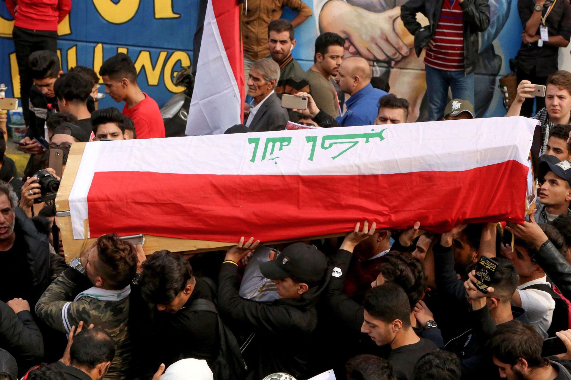 المتظاهرون في بغداد يشيعون جنازة أحد قتلى الاحتجاجات