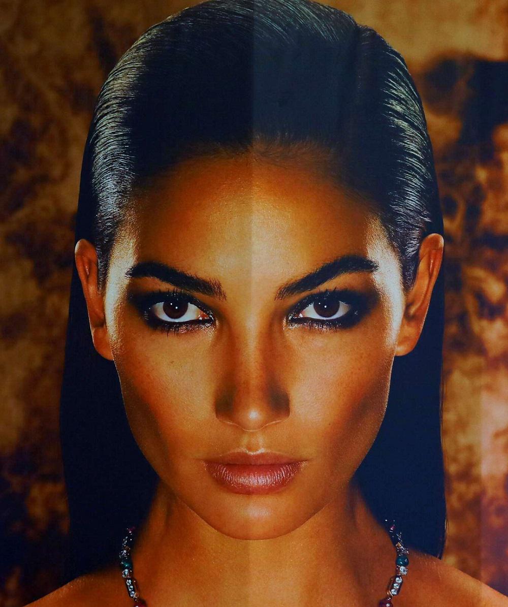 صورة امرأة جميلة تظهر على ملصق إعلاني لمجوهرات بولغاري 