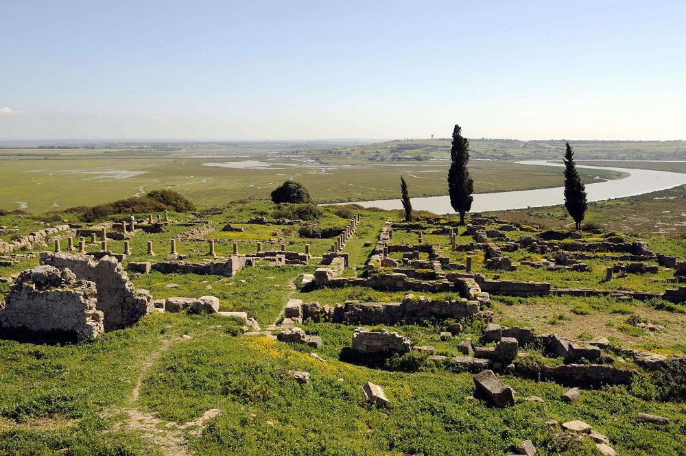 أنقاض مدينة ليكسوس القديمة شمال ميناء العرائش في المغرب