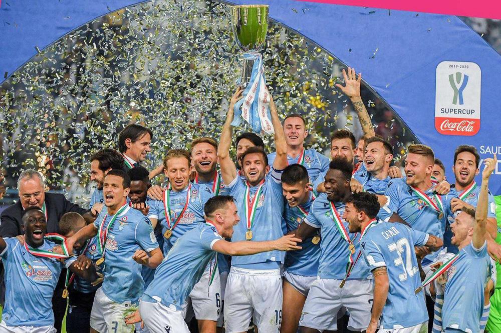 لاعبو لاتسيو يحتفلون بالتتويج بكأس السوبر الايطالية
