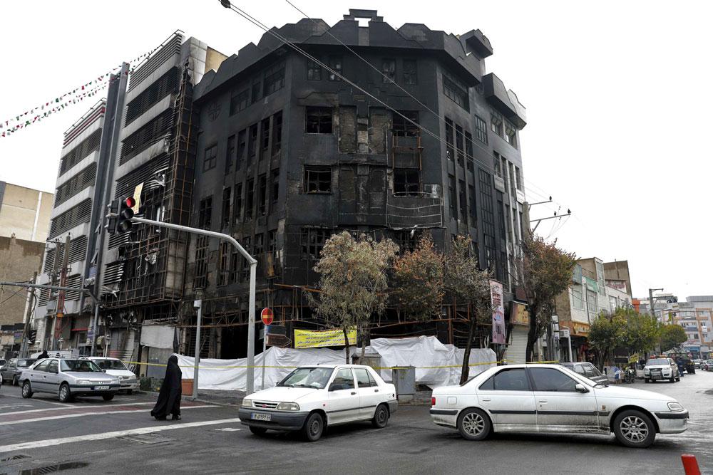 الإيرانيون يضرمون النيران في مباني احتجاجا على رفع أسعار الوقود