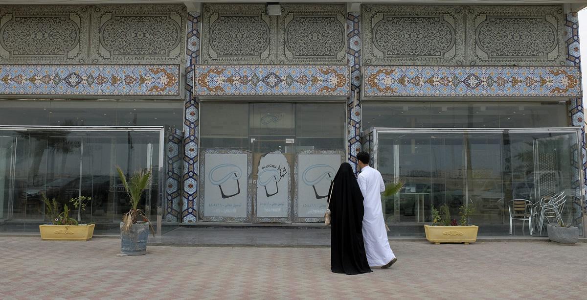 سعودي وزوجته أمام أحد المطاعم في الدمام