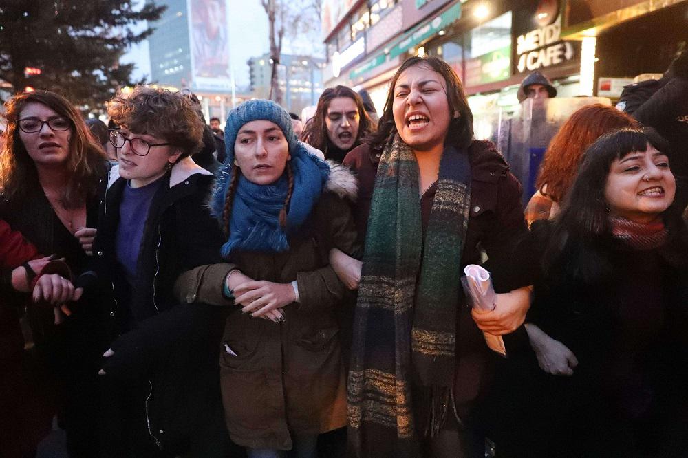 نساء تركيات يشاركن في احتجاج ضد العنف على وقع اغنية تشيلية