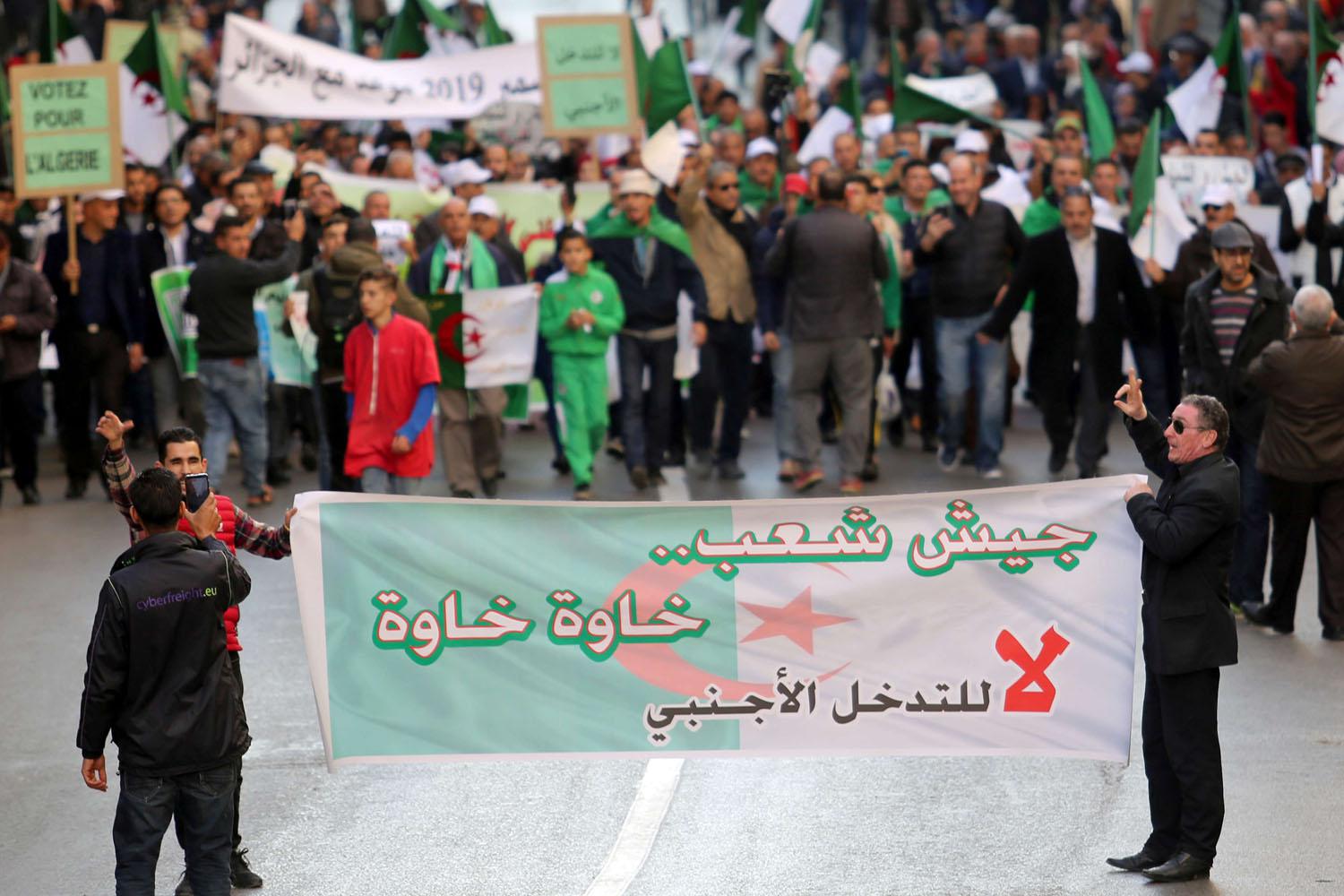 تظاهرة ضد التدخل الاجنبي في الانتخابات الرئاسية في الجزائر