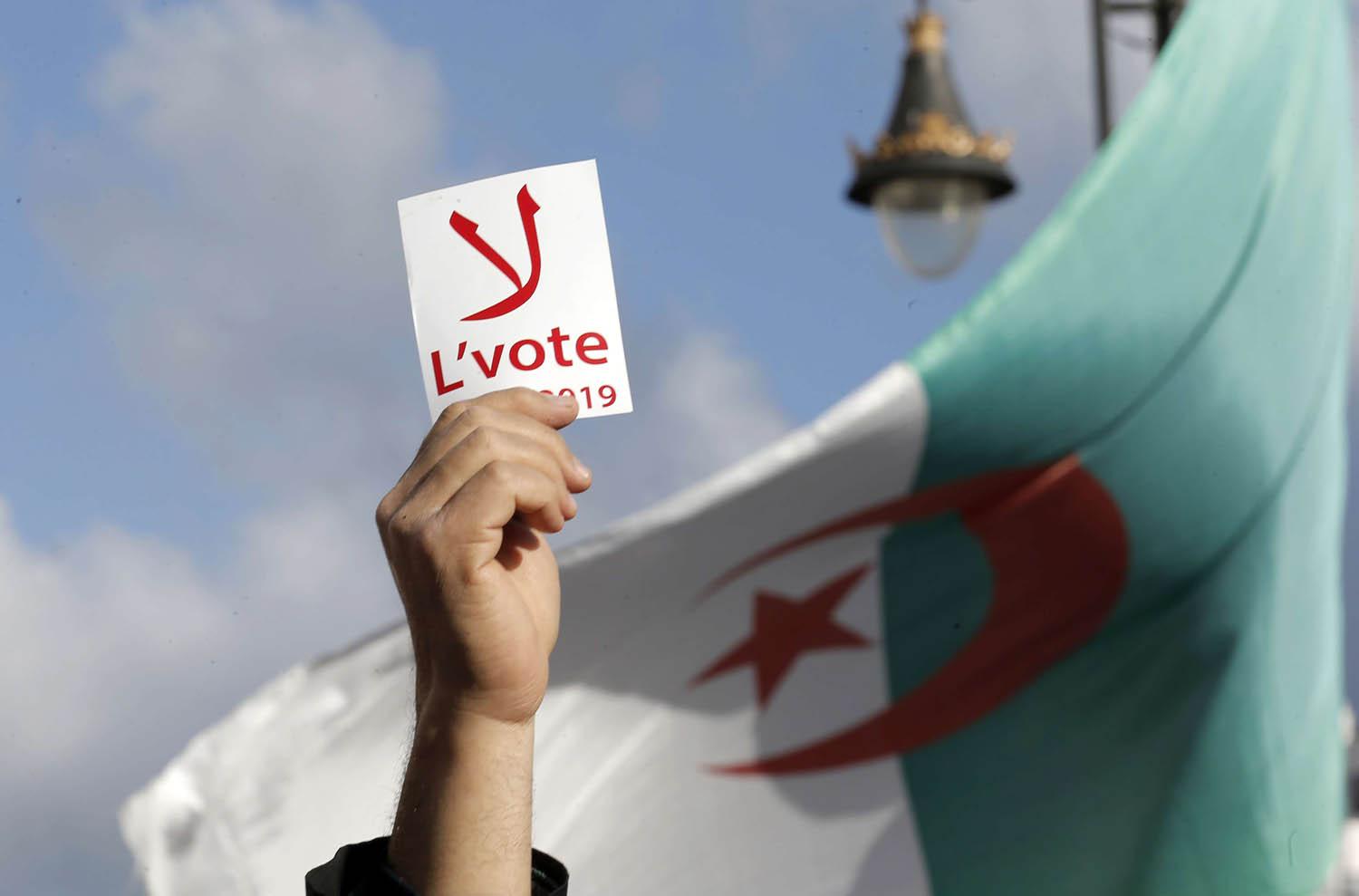متظاهرون معارضون للانتخابات الرئاسية في الجزائر