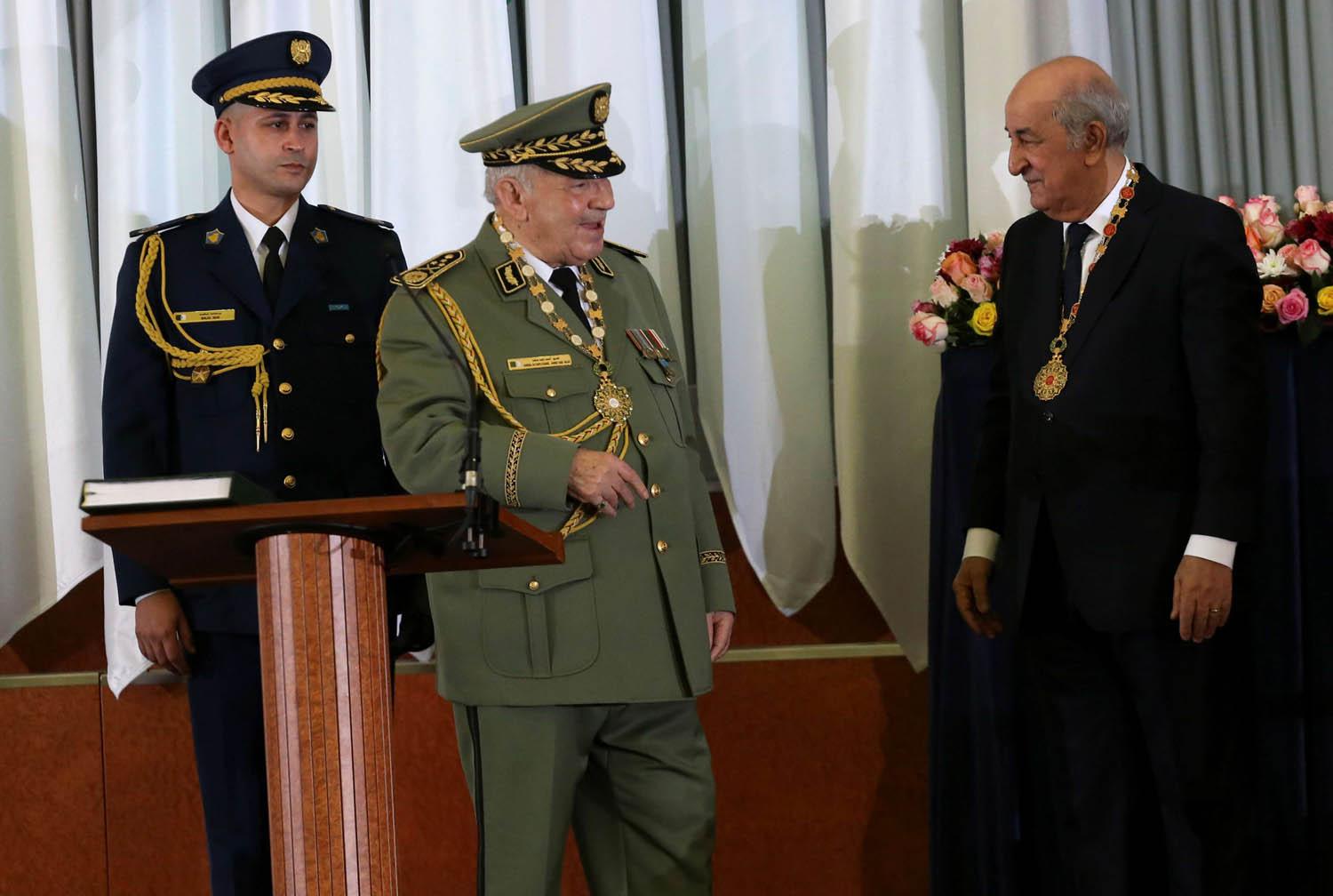 الرئيس الجزائري الجديد عبدالمجيد تبون مع قائد الجيش أحمد قايد صالح بعد أداء الرئيس القسم