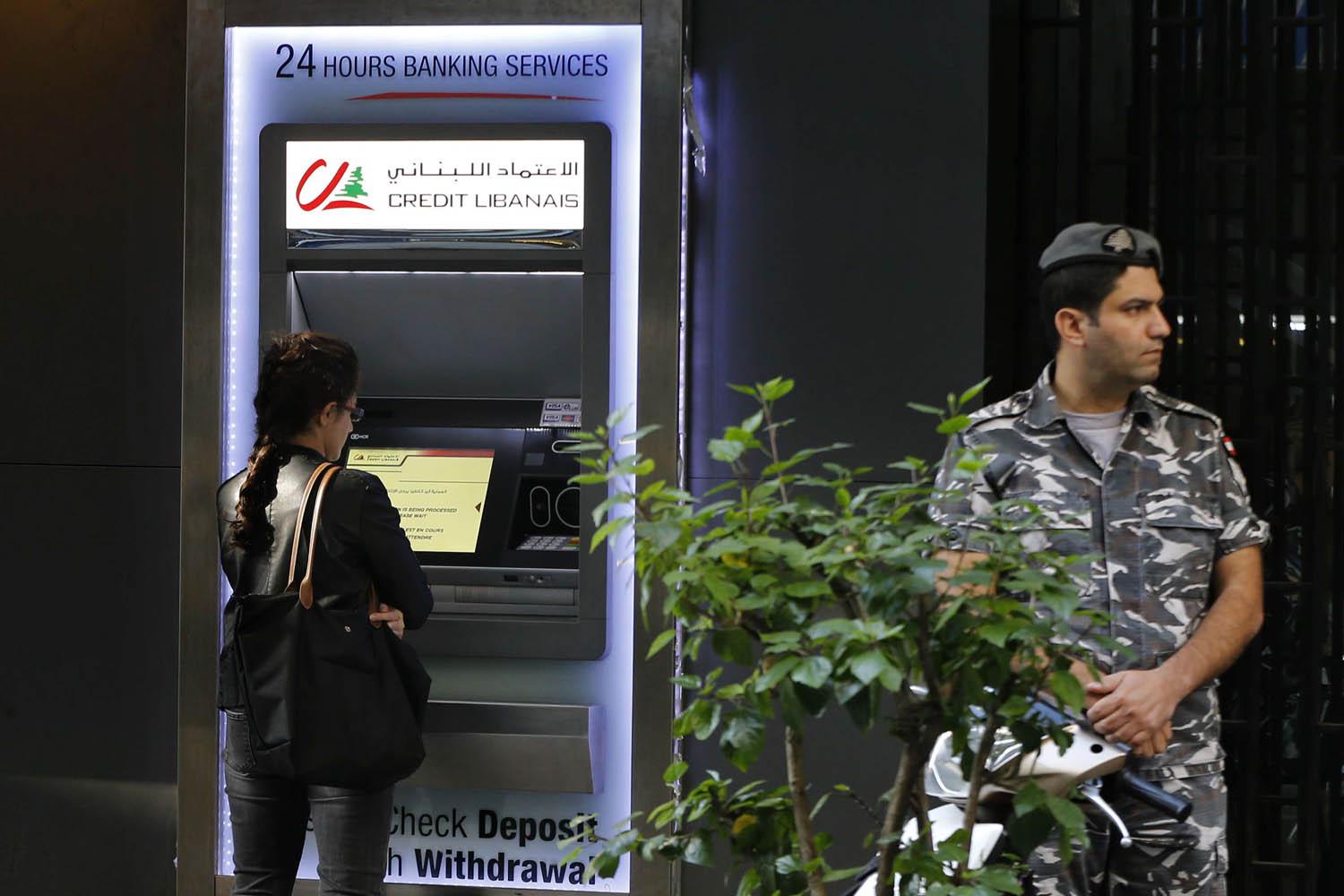 لبنانية تحاول سحب اموال من ماكنة صرف الية في بيروت