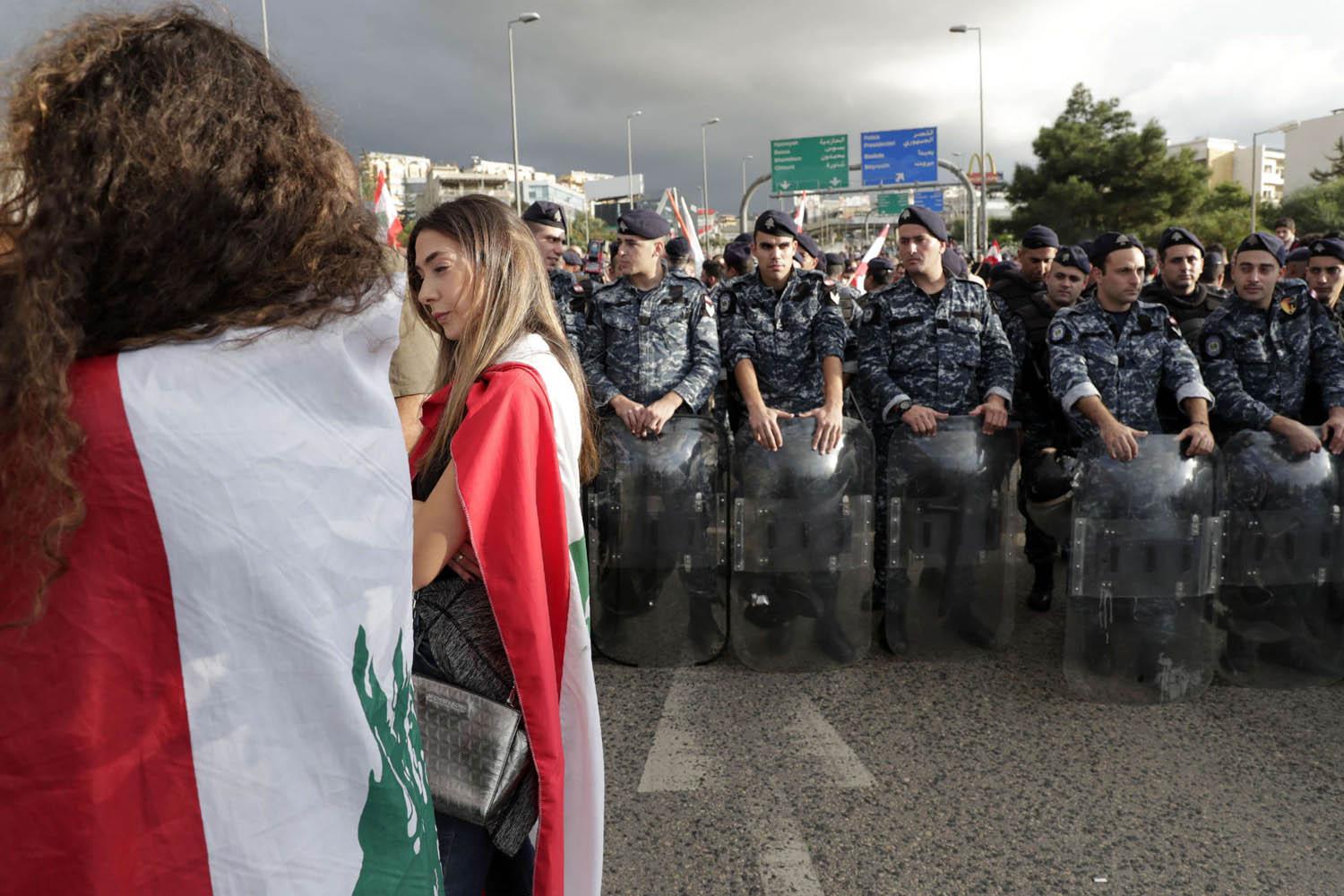 متظاهرون لبنانيون امام حاجز أمني