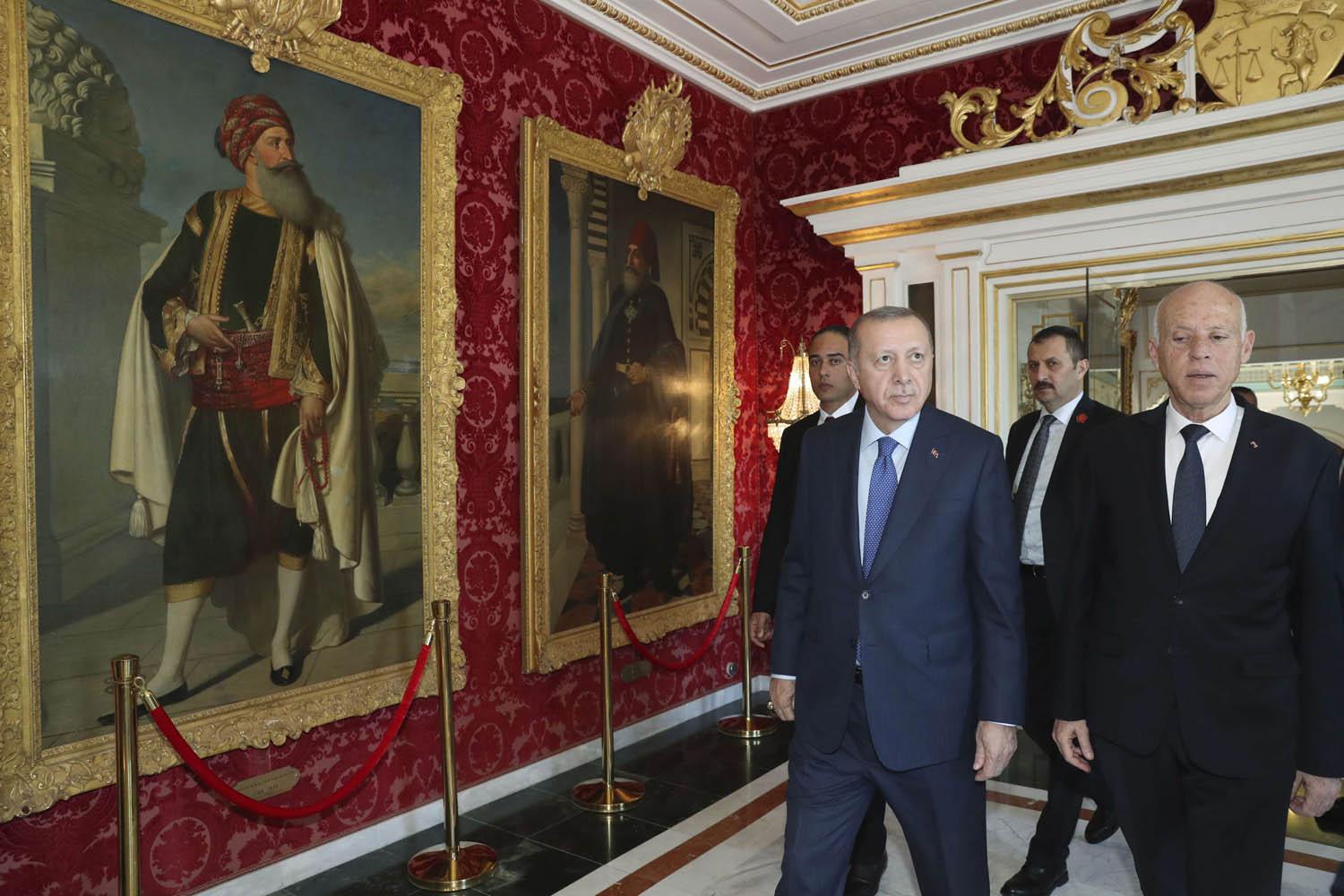 الرئيس التونسي قيس سعيد يصحب الرئيس التركي رجب طيب أردوغان في جولة في قصر قرطاج