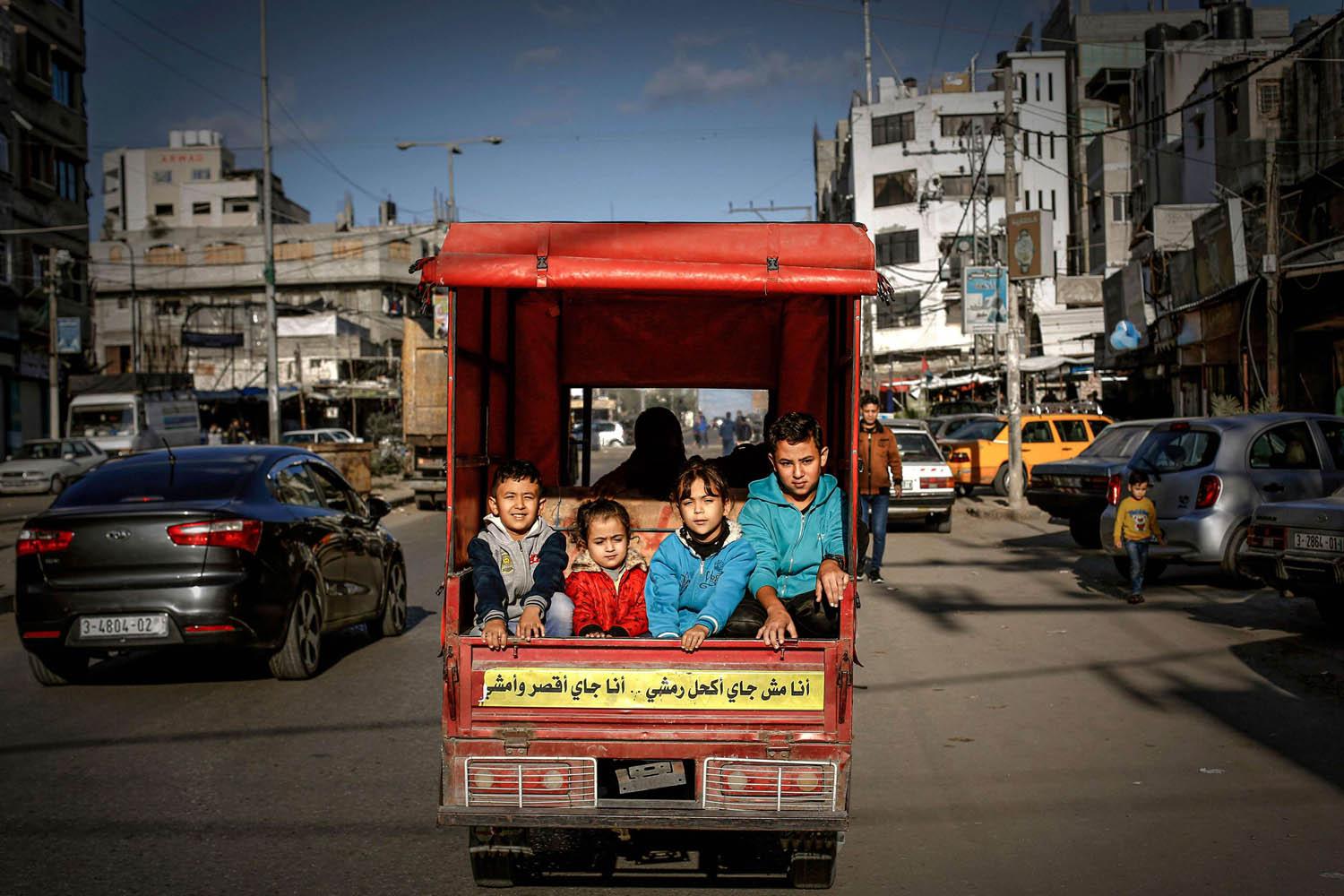أطفال يركبون تكتك في غزة