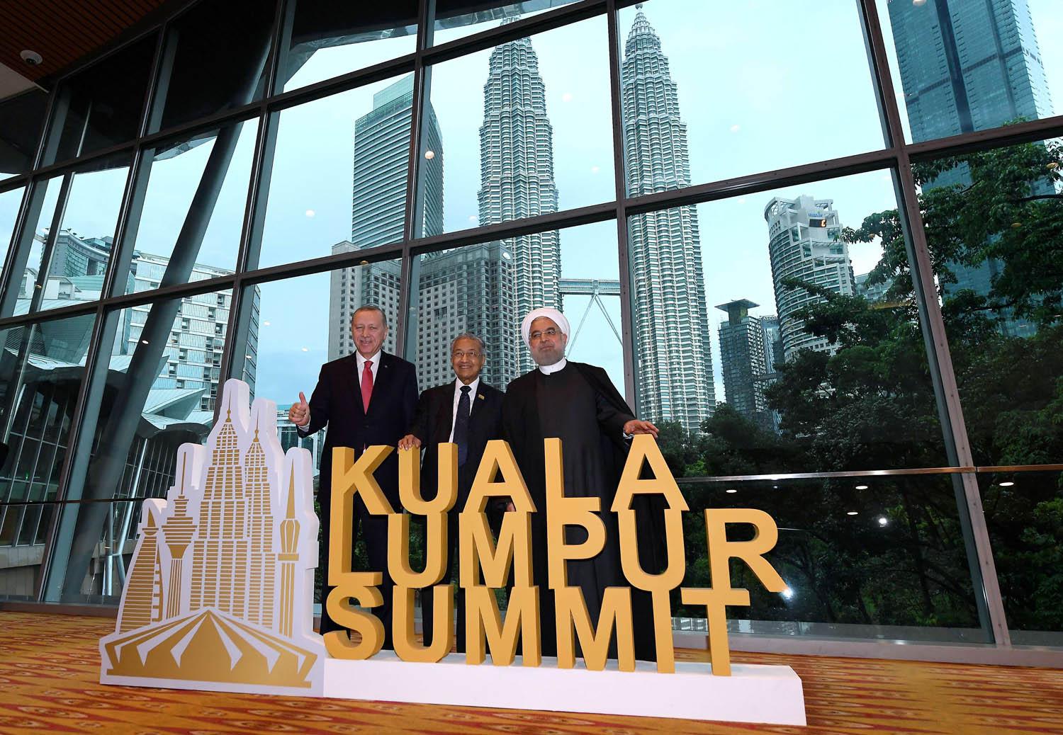 رئيس الوزراء الماليزي مهاتير محمد يتوسط الرئيس الإيراني حسن روحاني والرئيس التركي رجب طيب أردوغان