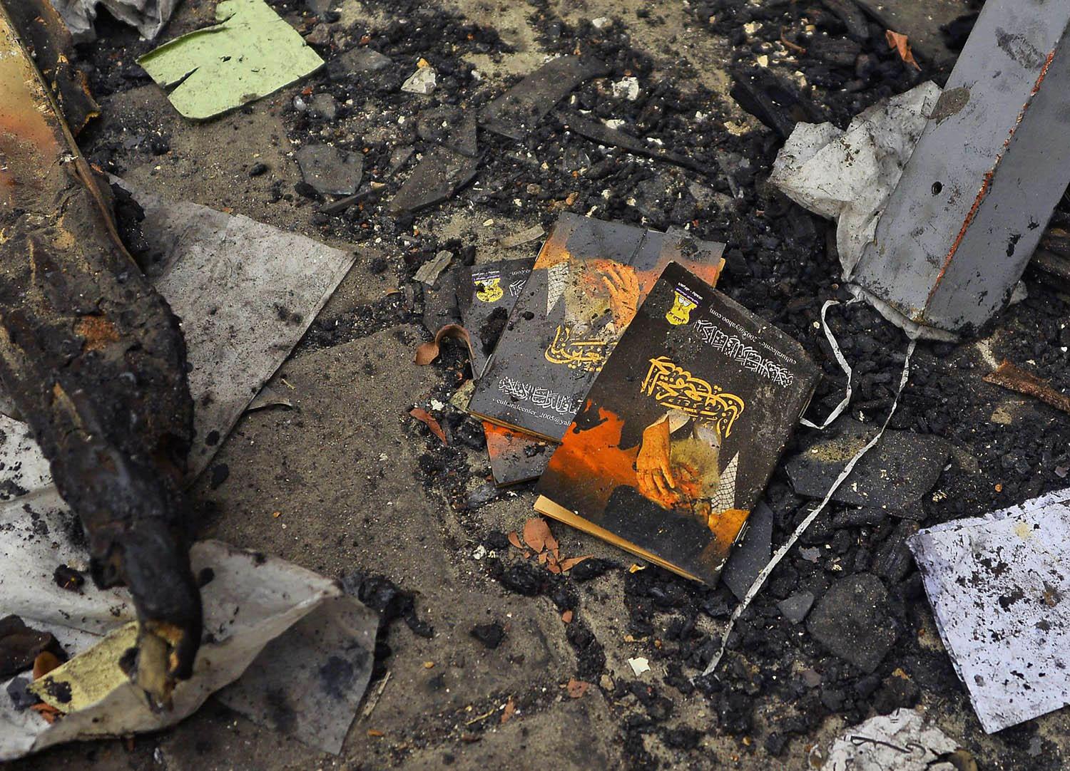 كتب المرشد الإيراني الأعلى علي خامنئي بين انقاض حريق القنصلية الإيرانية في النجف