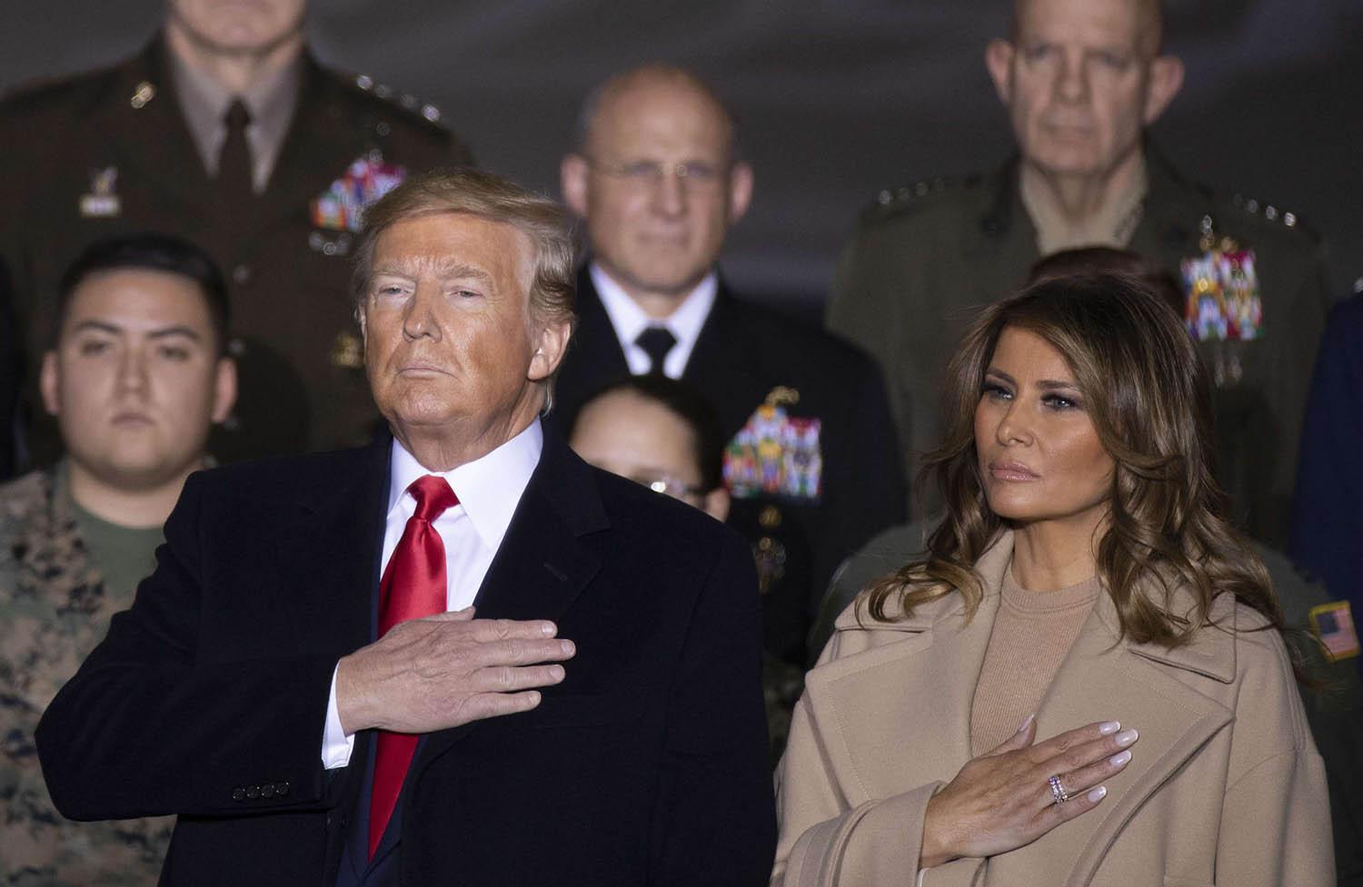 الرئيس الأميركي دونالد ترامب وزوجته في زيارة لقاعدة عسكرية