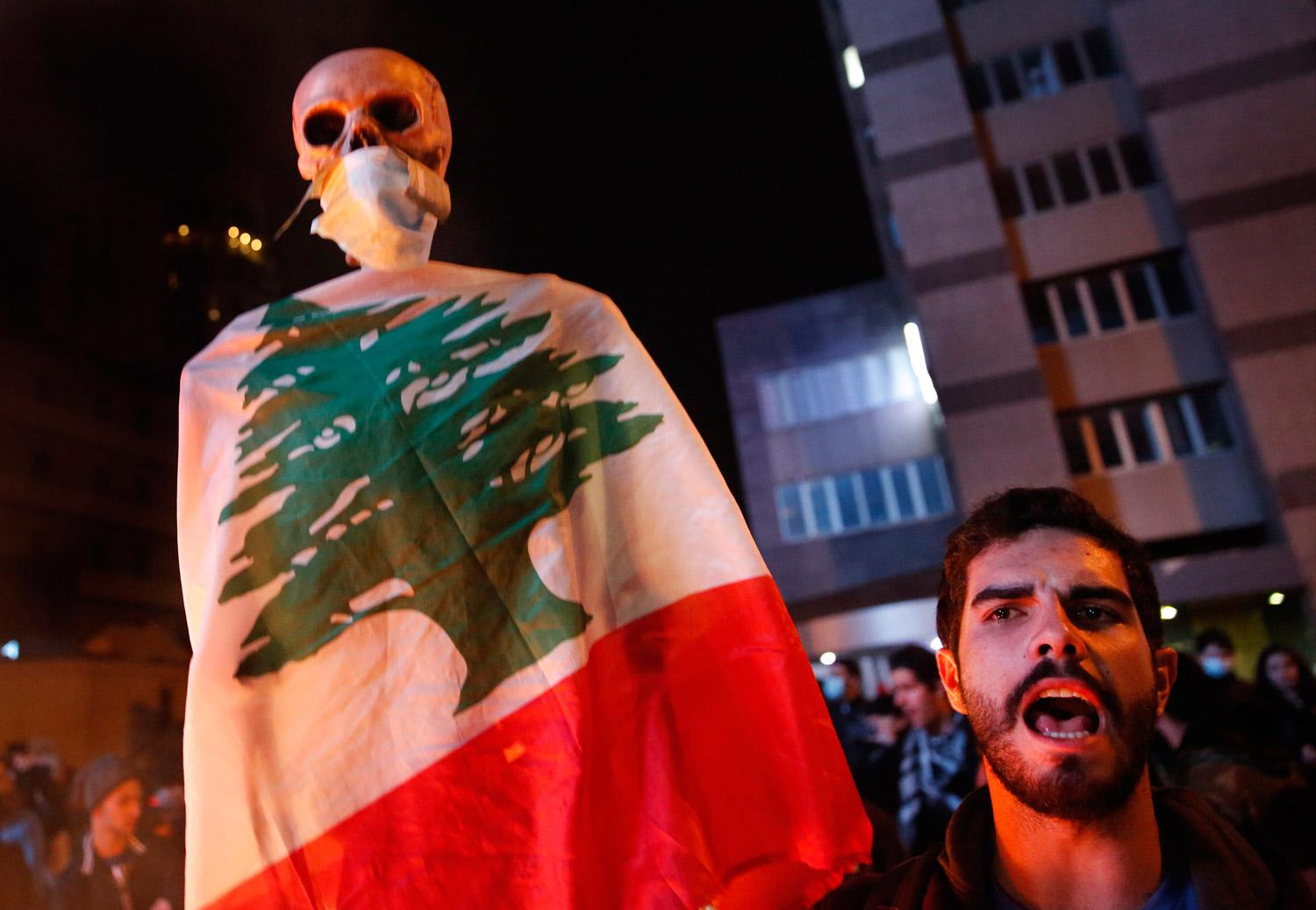 حزب الله يستثمر في معاناة اللبنانيين لتخليص نفسه