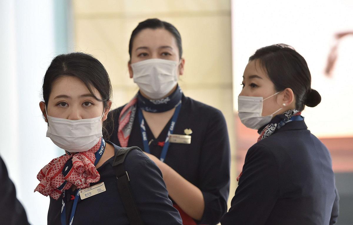 مضيفات في شركة طيران صينية يرتدين كمامات اتقاء لفيروس كورونا الجديد