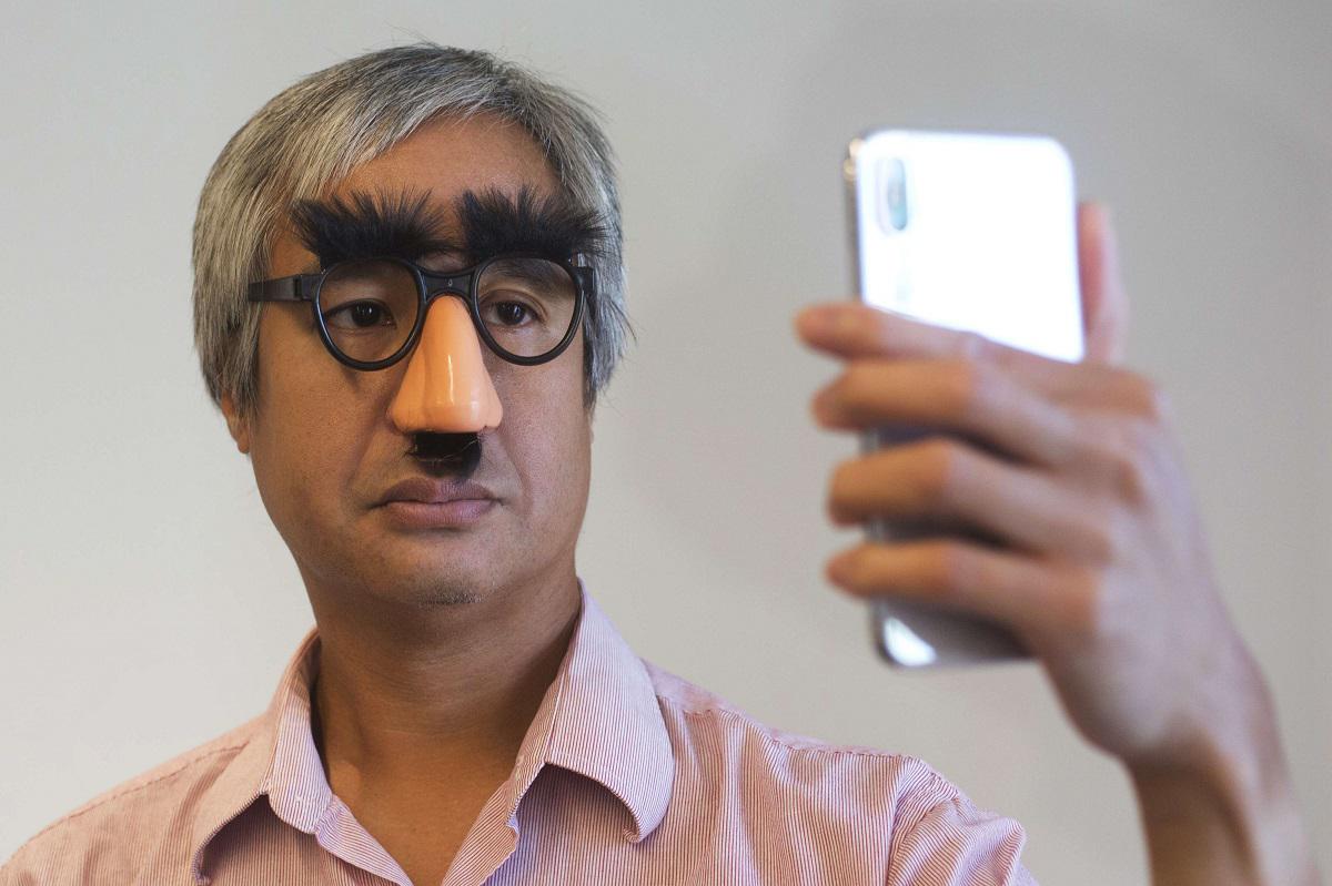 مراسل أسوشيتد برس يعرض تقنية التعرف على الوجه على هاتف أيفون