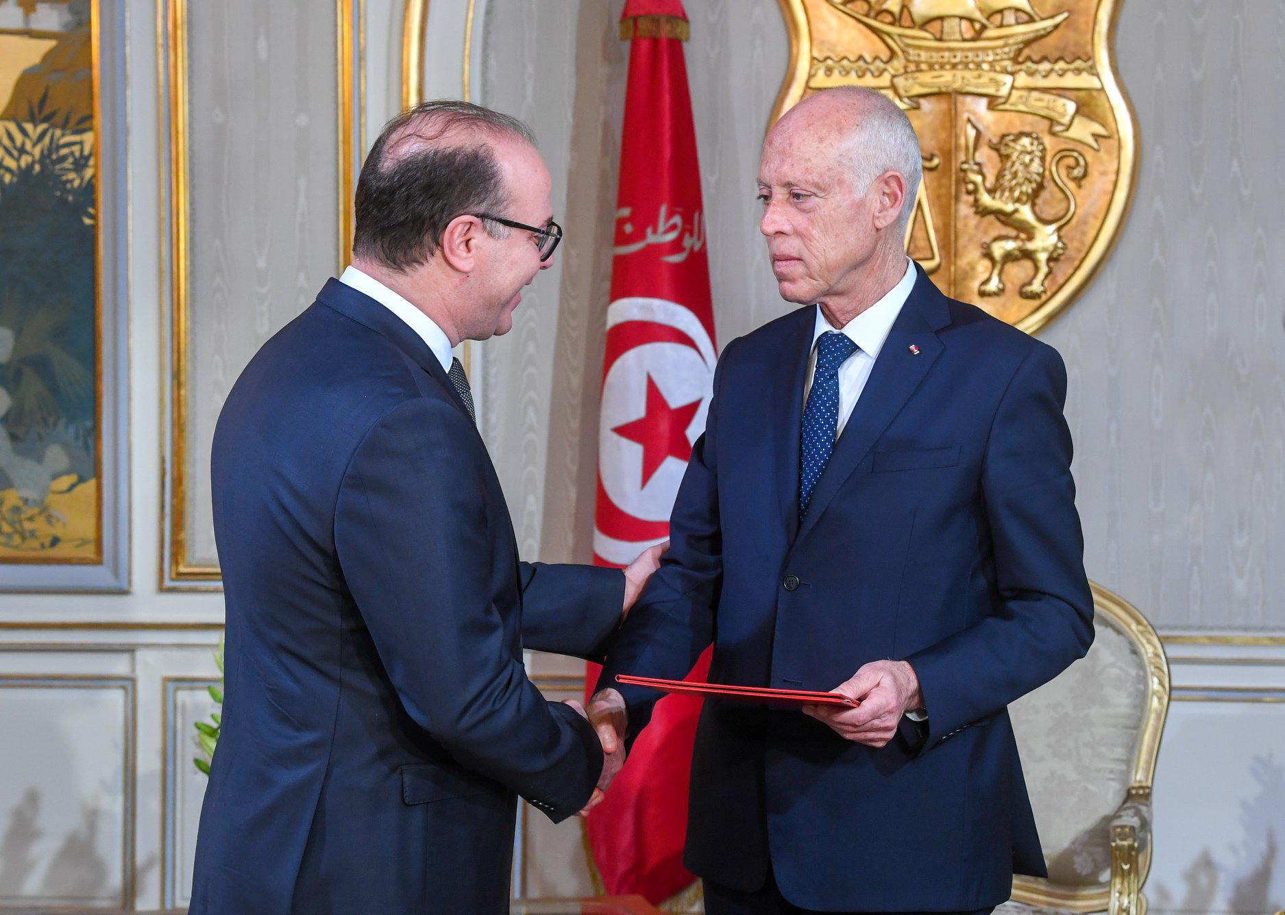 المكلف بتشكيل الحكومة التونسية إلياس الفخفاخ (يسار) يلتقي رئيس الدولة