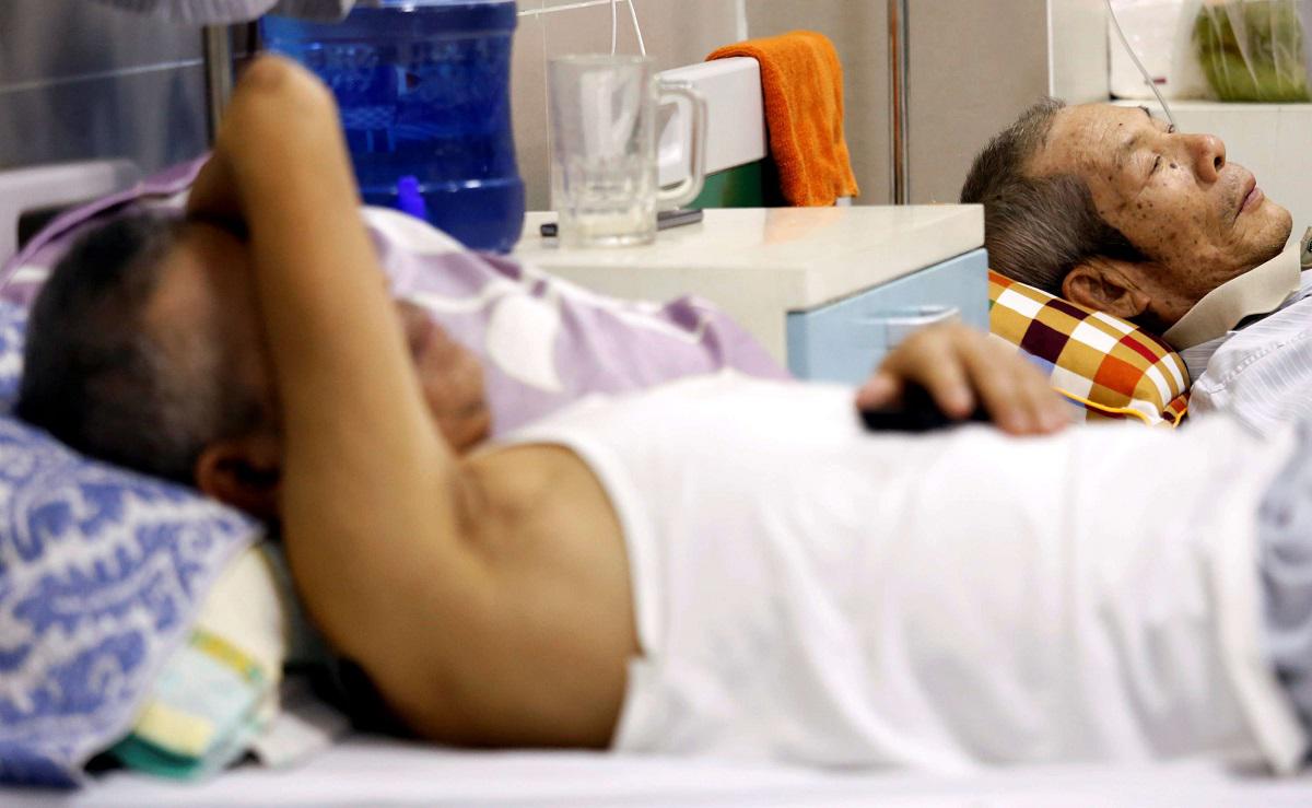 مرضى مسنون ينامون في مستشفى بفيتنام