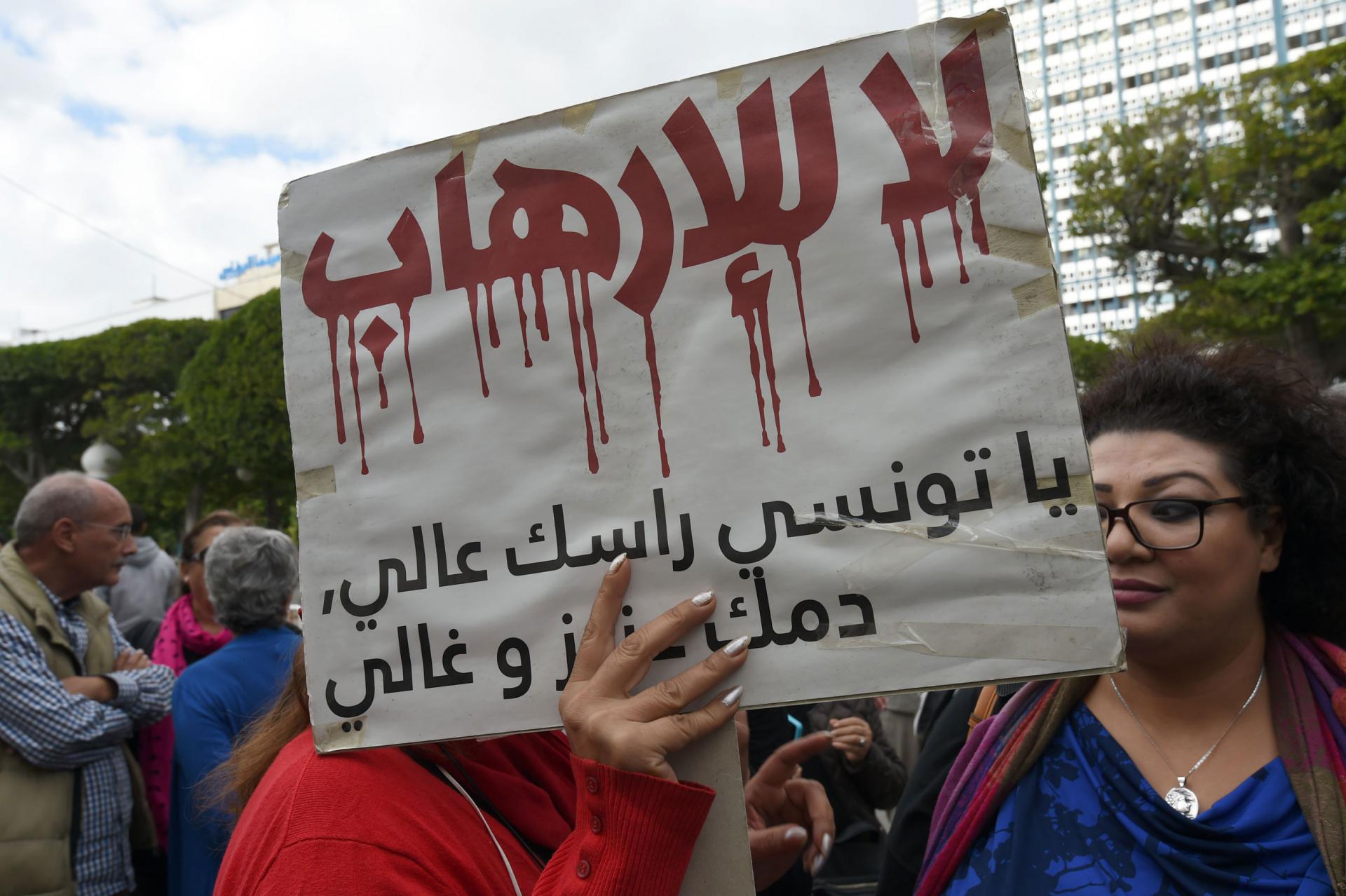 متظاهرة تونسية تندد بالإرهاب.