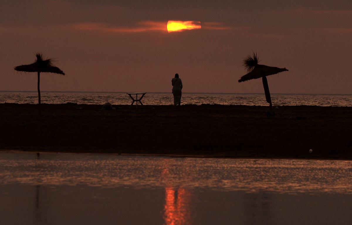 منظر للشاطئ عند غروب الشمس بالقرب من طنجة