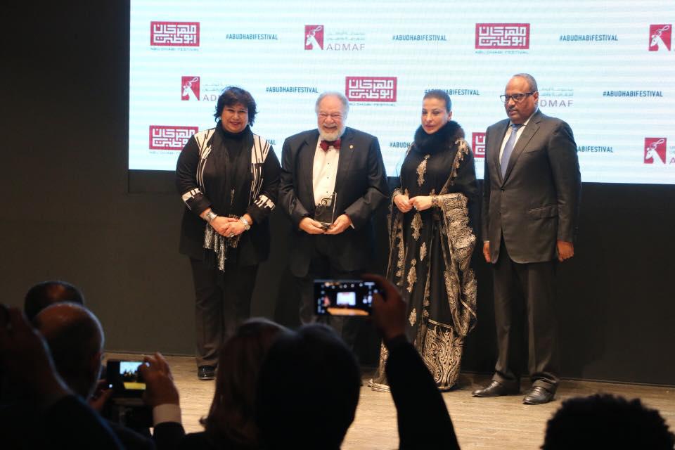 يحيى الفخراني يتسلم جائزته بحضور وزيرة الثقافة المصرية وسفير الإمارات بالقاهرة (الصورة من صفحة مهرجان أبوظبي على فيسبوك) 