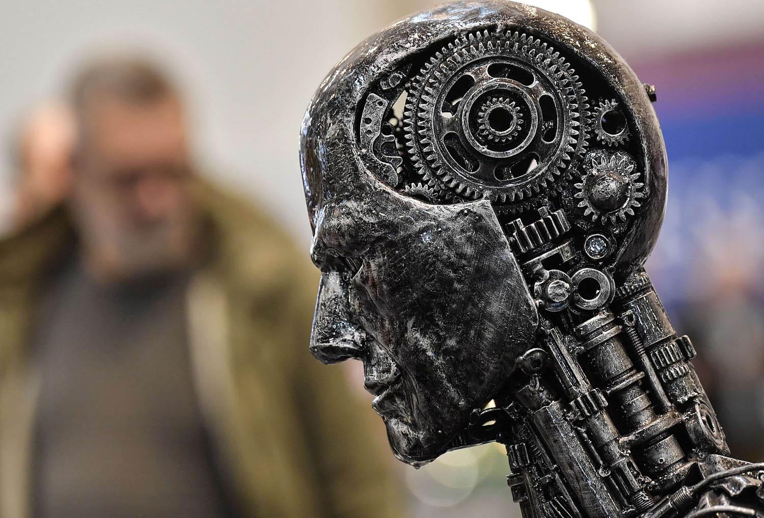 تمثال يمثل الدماغ الالي لروبوت
