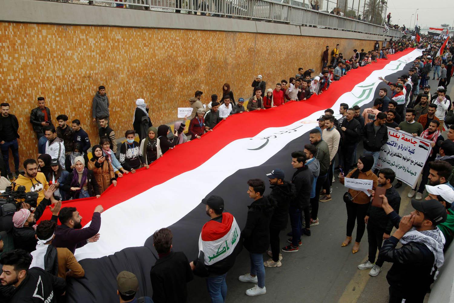 عراقيون يشاركون باحتجاجات في بغداد