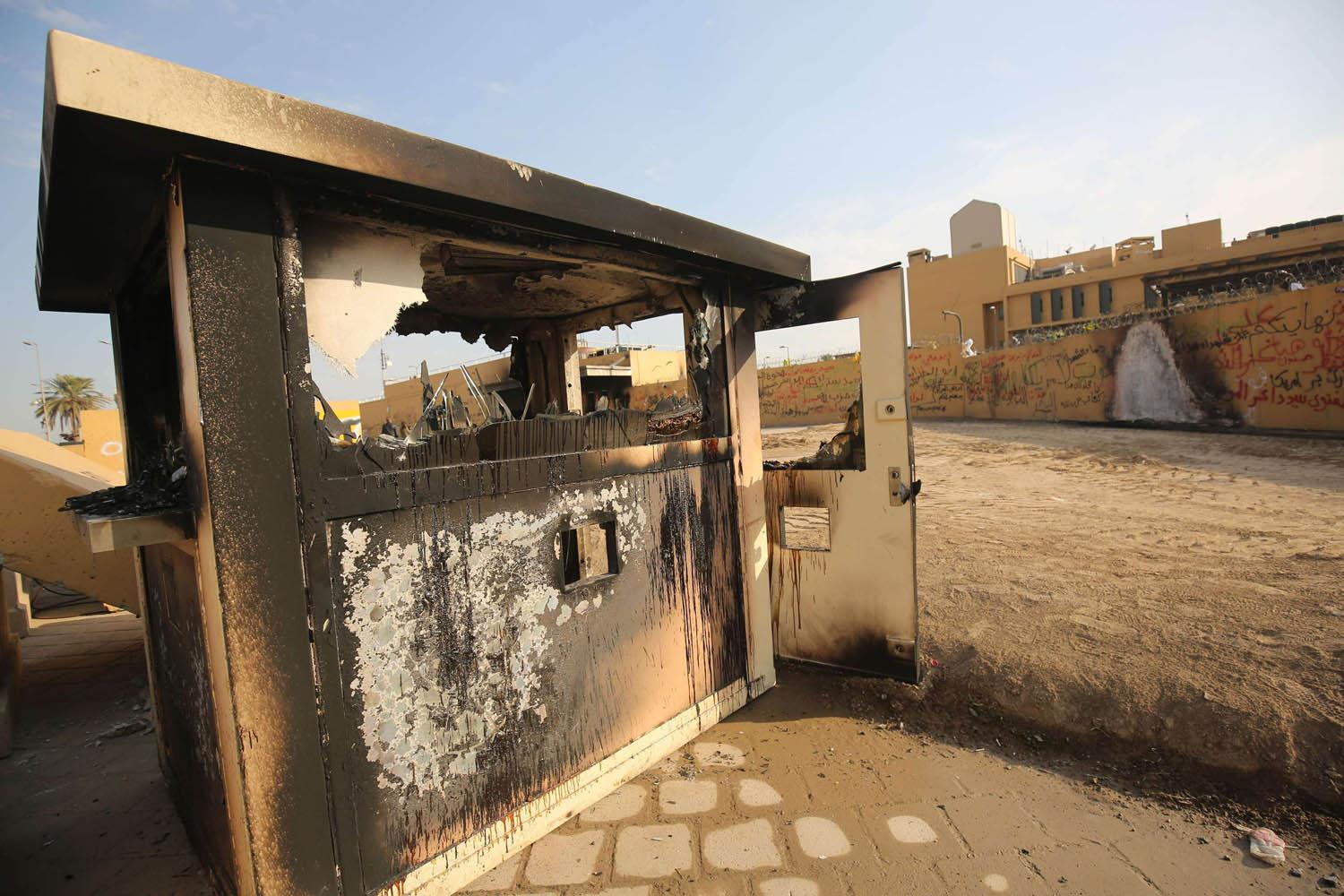 نقطة حراسة محترقة امام السفارة الأميركية في بغداد