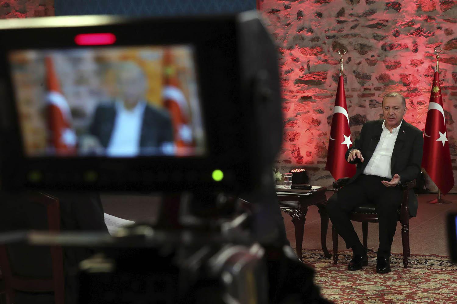 الرئيس التركي رجب طيب اردوغان يجري مقابلة تلفزيونية
