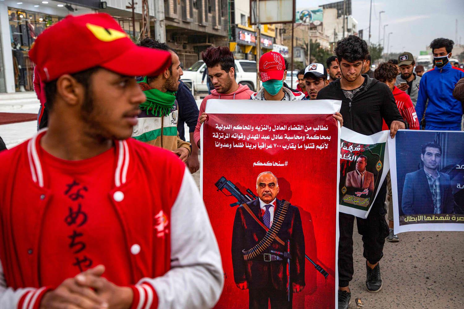 متظاهرون يطالبون بمحاكمة رئيس الوزراء العراقي عادل عبدالمهدي