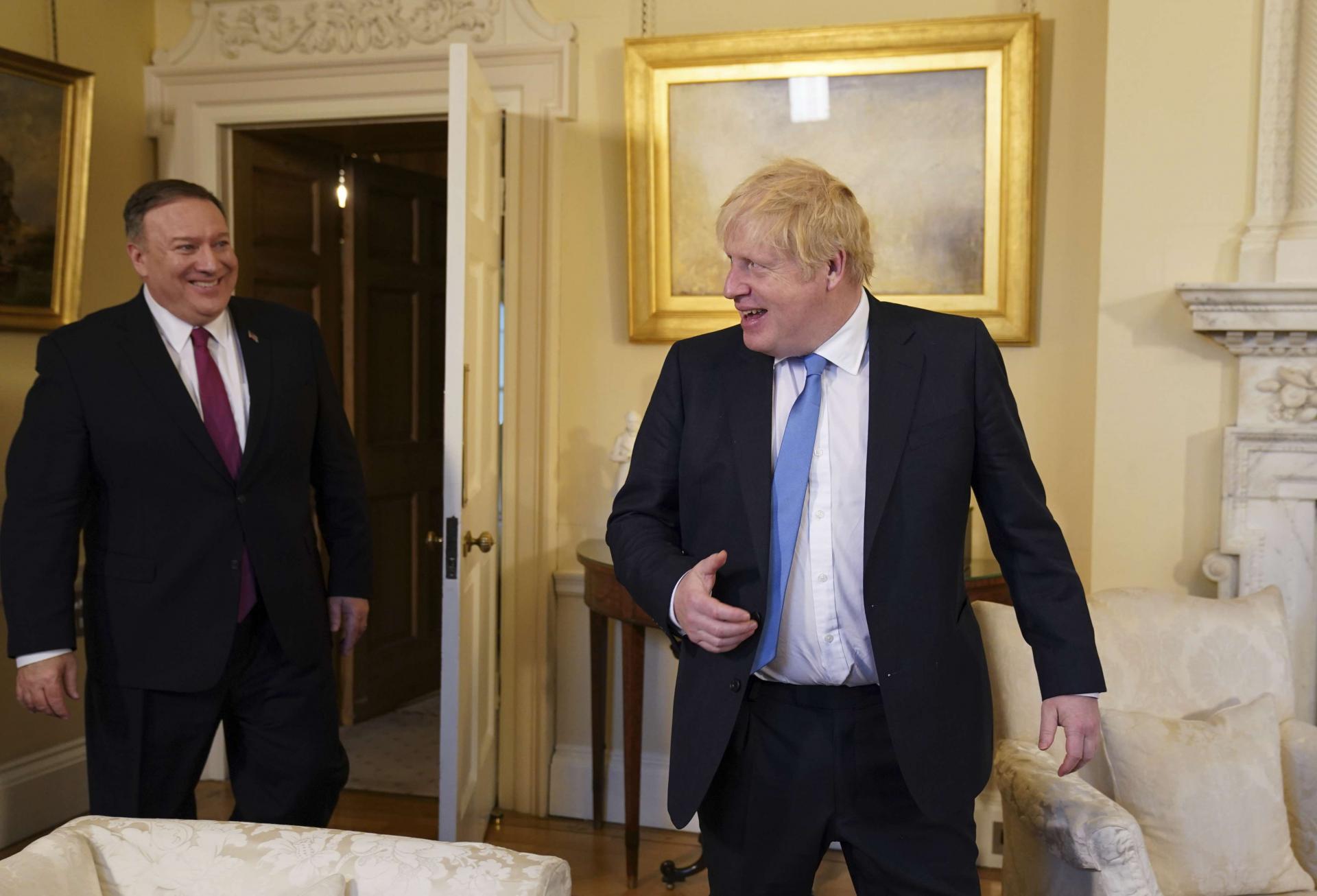 وزير الخارجية الأميركي مايك بومبيو في لقائه برئيس الوزراء البريطاني بوريس جونسون