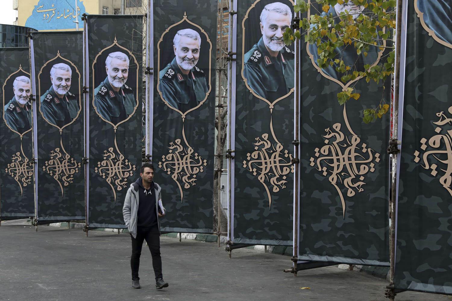 إيراني يمشي بجانب لافتات تؤبن قاسم سليماني في طهران