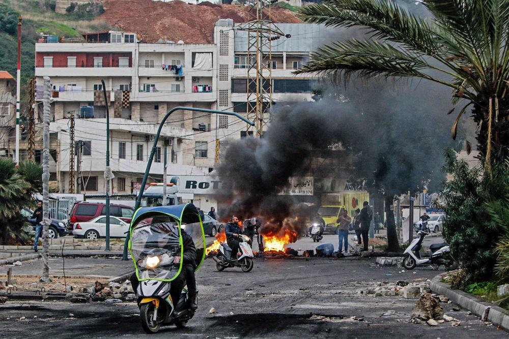 قطع الطرق في لبنان من قبل محتجين