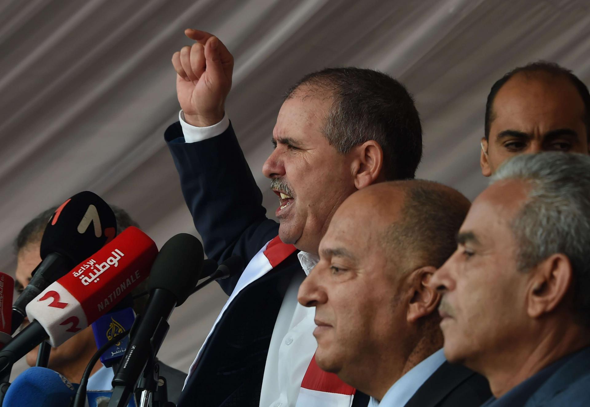 اتحاد الشغل يعد بإصلاحات تنهي معاناة التونسيين