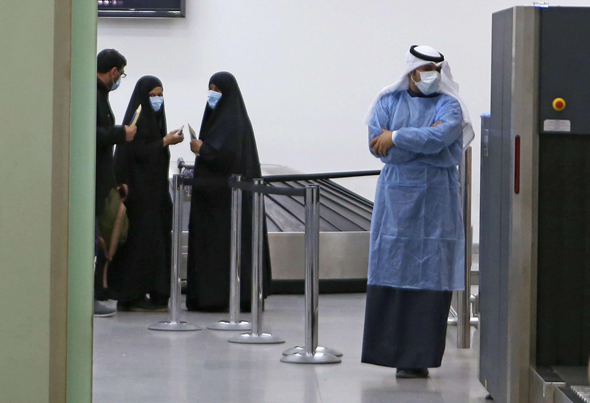 كويتيون عائدون من إيران ينتظرون في مطار الشيخ سعد في الكويت قبل نقلهم إلى المستشفى لفحصهم من فيروس كورونا