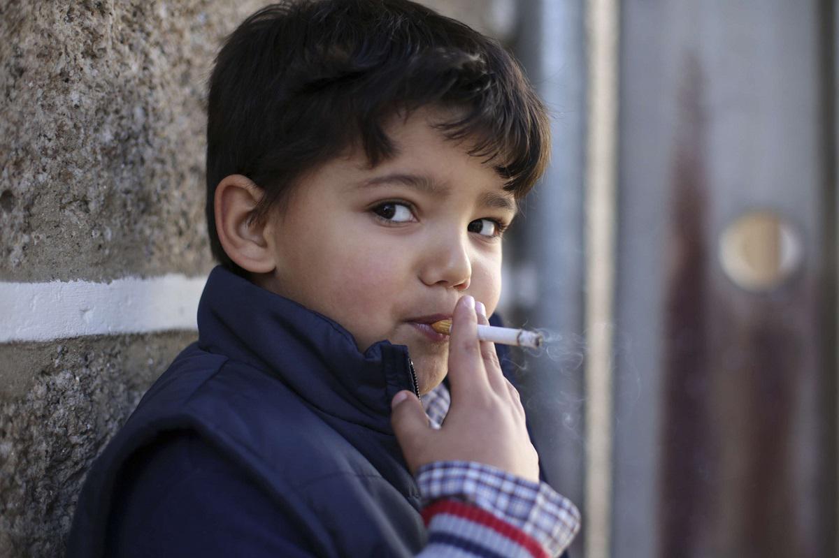 طفل برتغالي مدخن