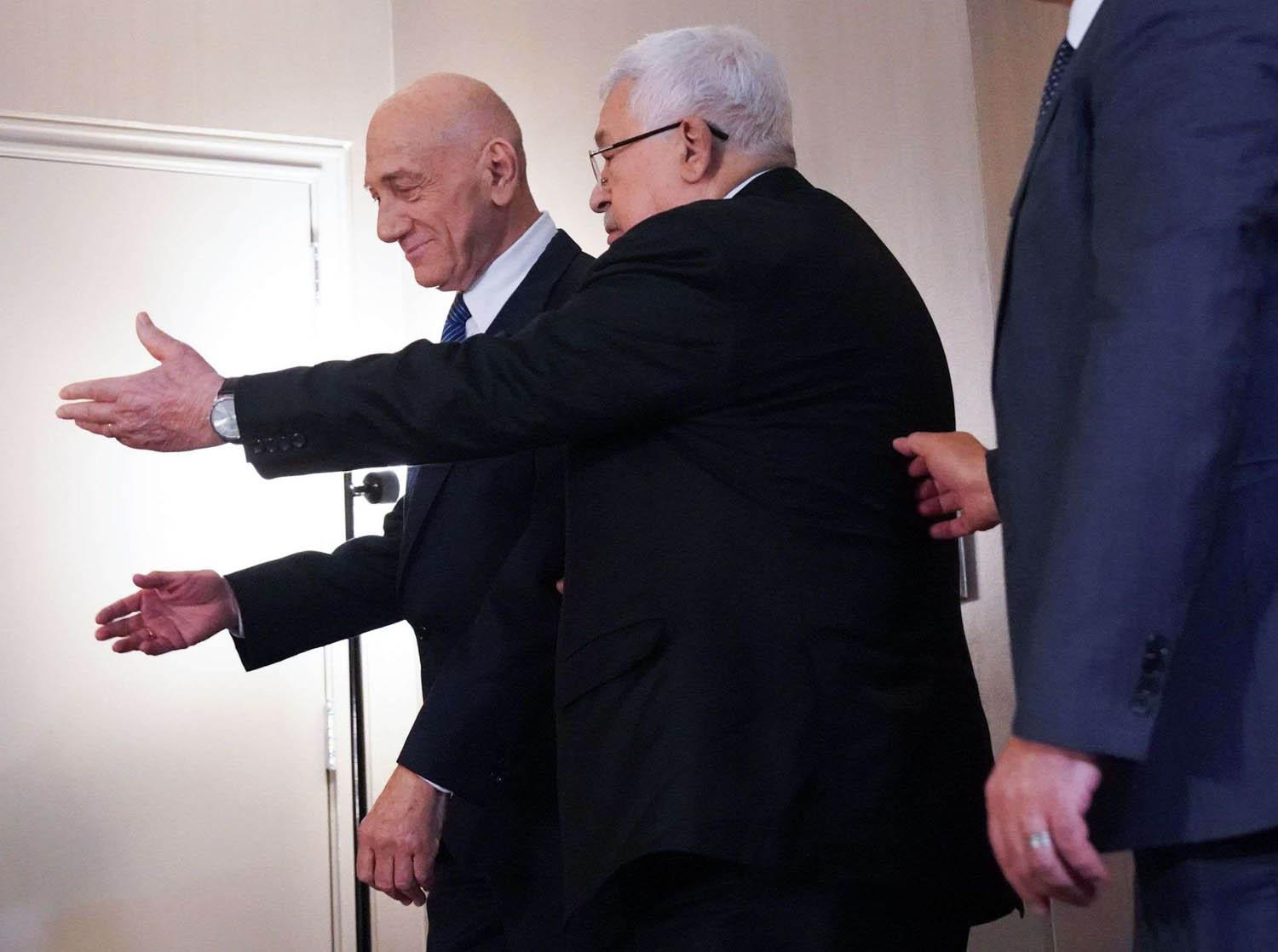 الرئيس الفلسطيني محمود عباس ورئيس الوزراء الاسرائيلي السابق ايهود أولمرت