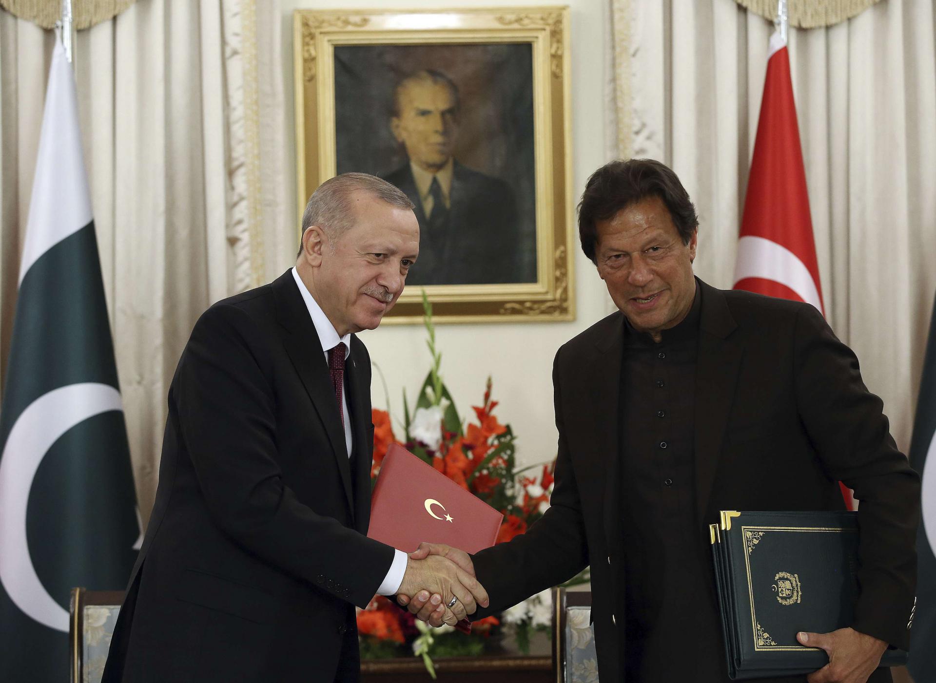 الرئيس التركي رجب طيب اردوغان ورئيس الوزراء الباكستاني عمران خان
