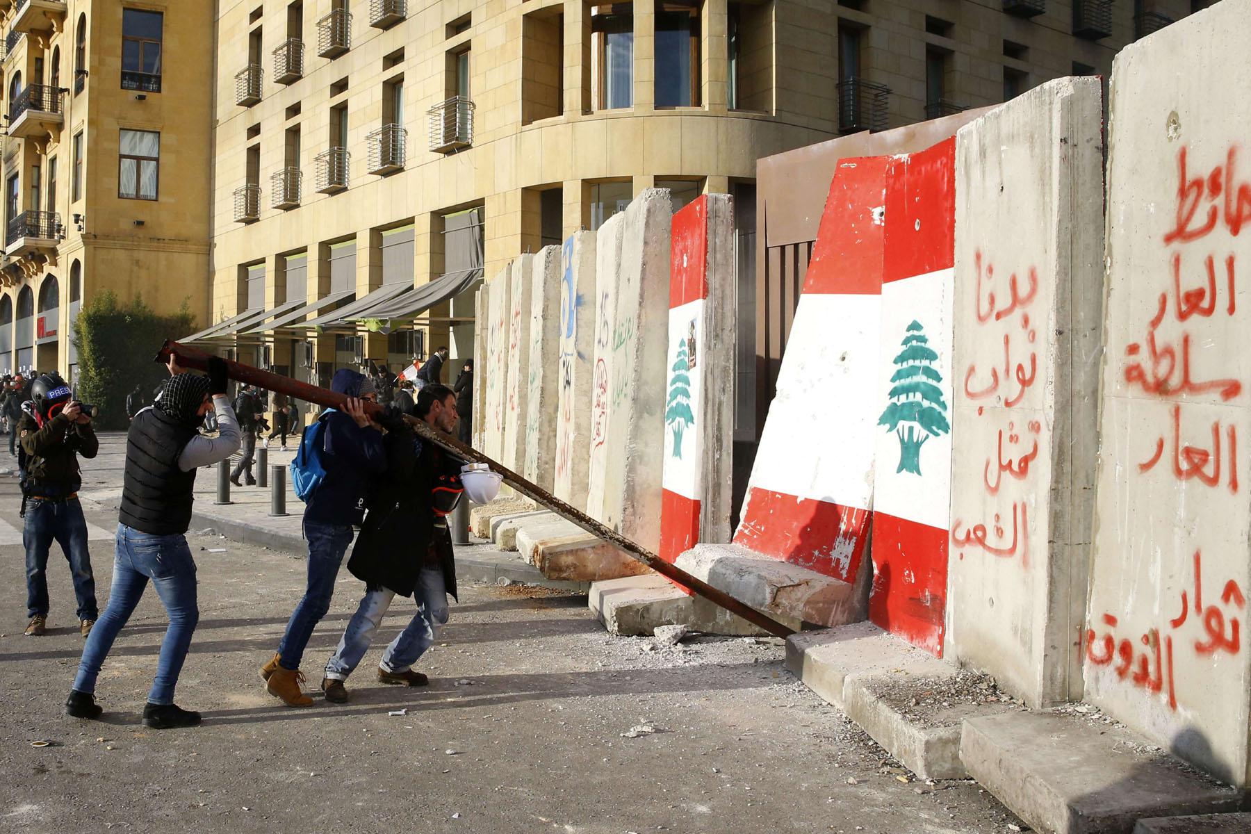 المظاهرات العنيفة تعود الى بيروت