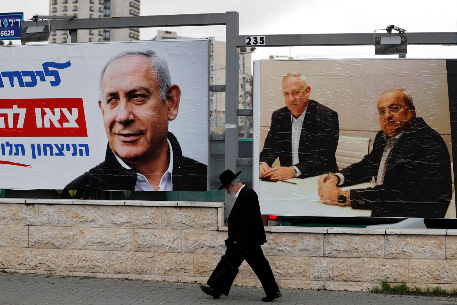 ملصقات لمرشحين إسرائيليين يسعون لاستقطاب الصوت العربي