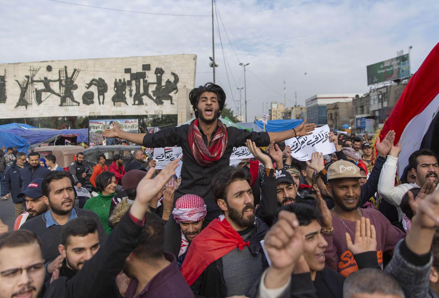 متظاهرون عراقيون في ساحة التحرير وسط بغداد
