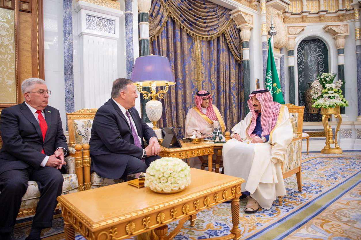العاهل السعودي الملك سلمان بن عبدالعزيز ووزير الخارجية الاميركي مايك بومبيو