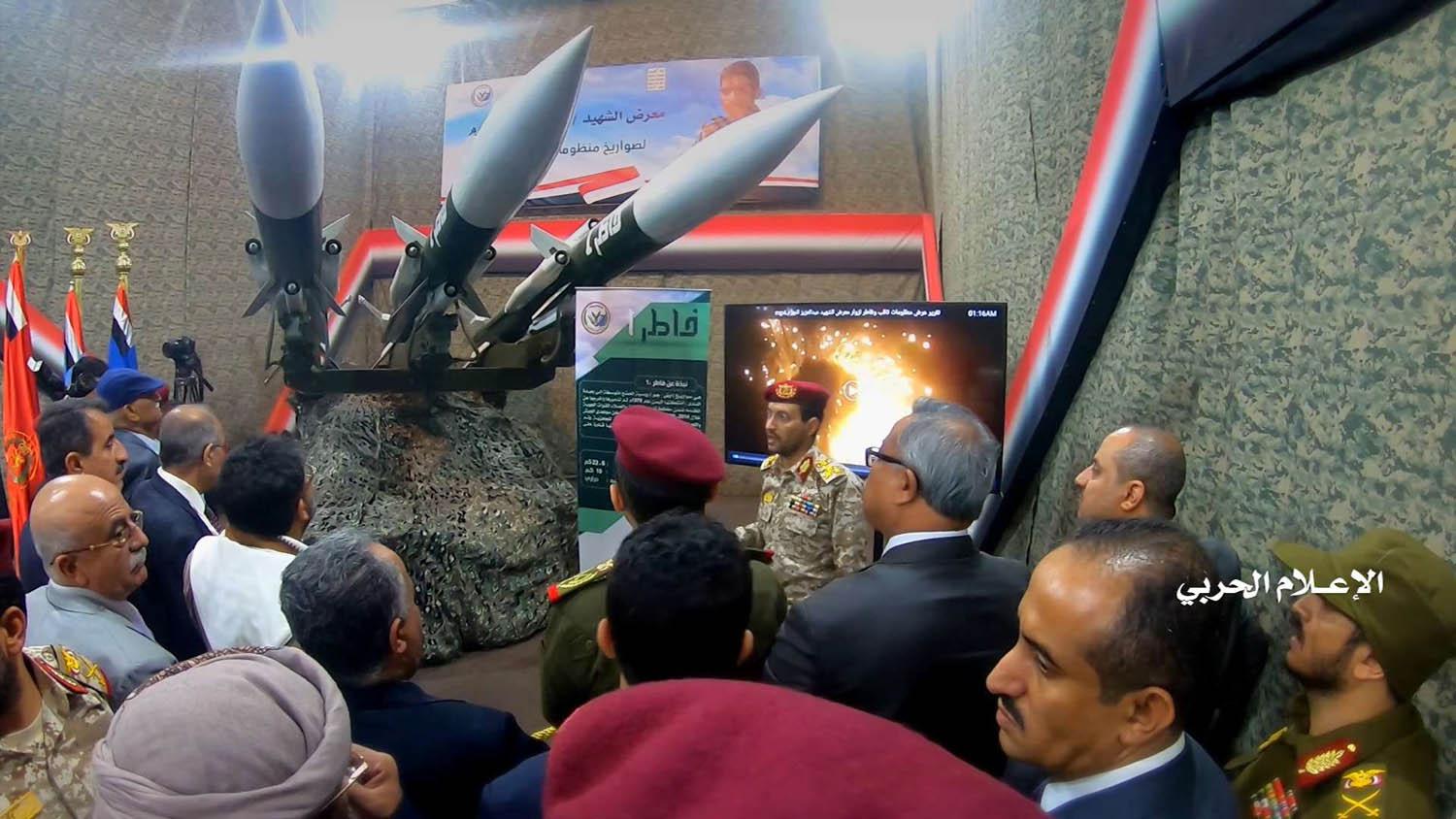 الناطق العسكري باسم الحوثيين يعرض اسلحة جديدة في صنعاء