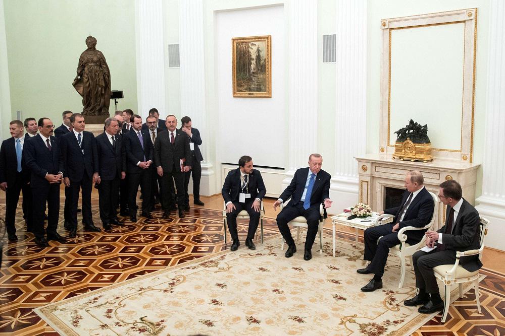 الوفد التركي بقيادة اردوغان اثناء لقاء بوتين في روسيا