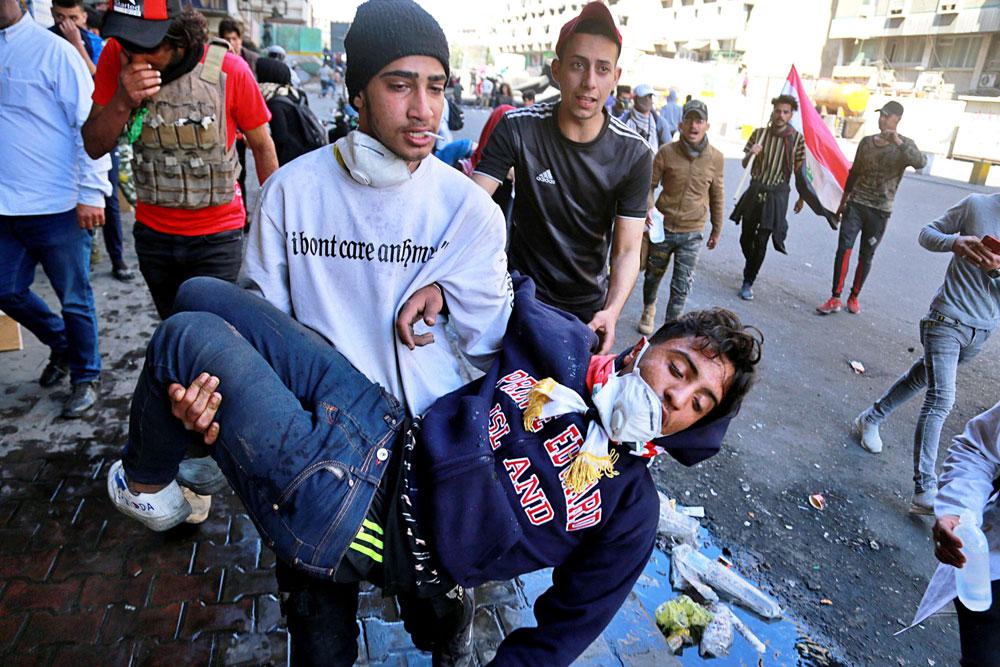 قنابل الغاز تخنق متظاهري العراق