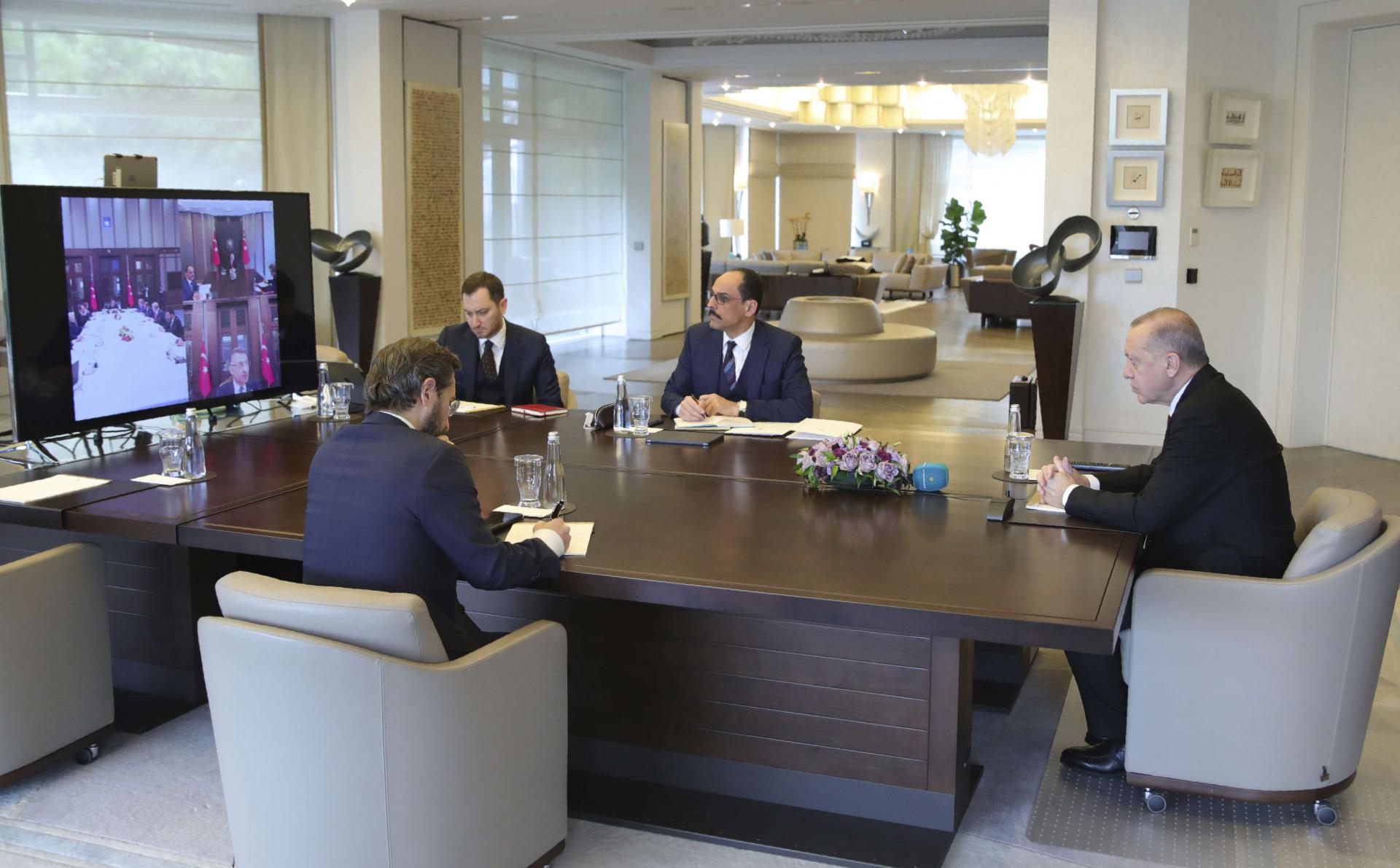 أردوغان يعقد اجتماعا وزاريا عبر الهاتف لمناقشة أزمة كورونا