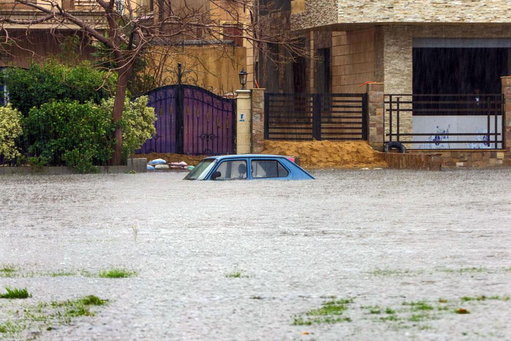 السيول تشل الحركة في الشوارع المصرية