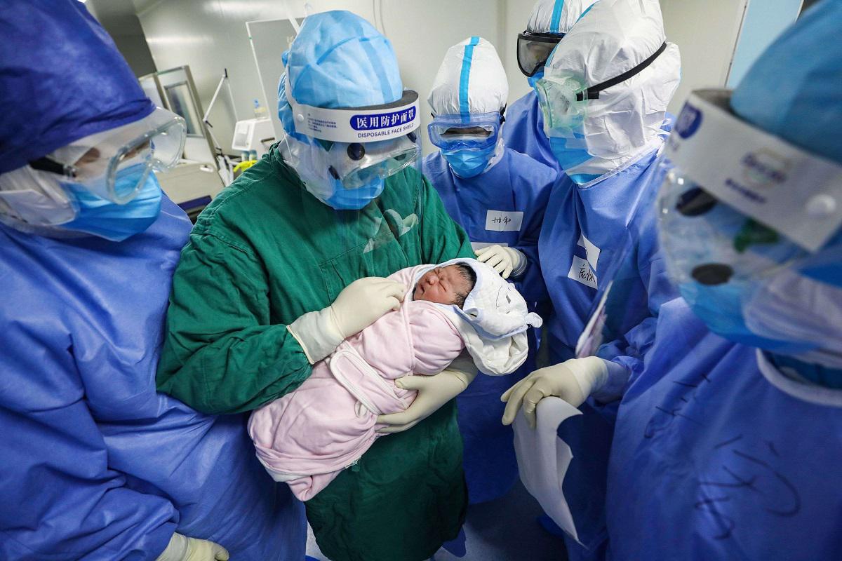 أطباء صينيون يحملون رضيعا لام مصابة بفيروس كورونا