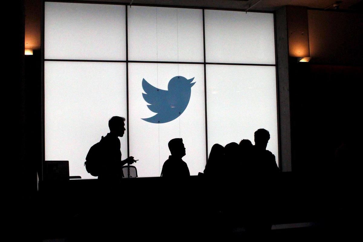 موظفو تويتر أثناء مغادرتهم مقر الشركة الرئيسي في سان فرانسيسكو