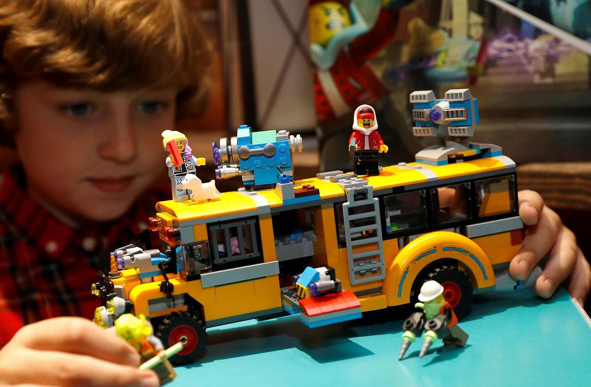 طفل يبني حافلة من قطع الليغو